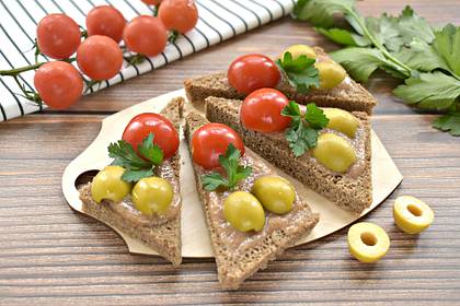 Бутерброды с икрой трески и оливками