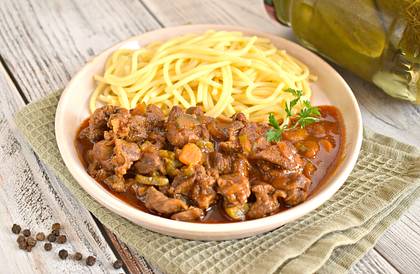 Мясной гуляш с солёными огурцами