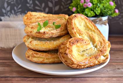 Плюшки с кокосовой стружкой из слоёного теста в духовке
