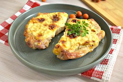 Отбивные из свинины с чесноком и майонезом в духовке