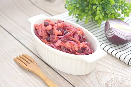 Салат со свёклой и маринованным луком