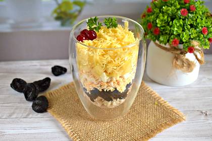 Слоёный салат с курицей и черносливом