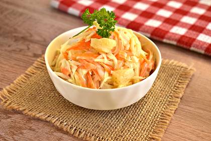 Салат из свежей капусты, моркови и ананаса