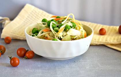 Салат из свежей капусты с морковью и горошком