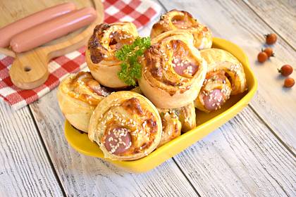 Рулетики из слоёного дрожжевого теста с сыром и сосисками