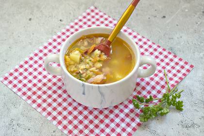 Гороховый суп с копчёной курицей и помидорами