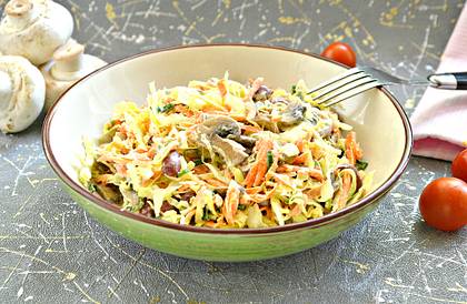 Грибной салат с капустой и фасолью