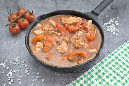 Гуляш из индейки с овощами на сковороде