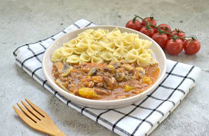Гуляш из тушёнки с грибами и овощами