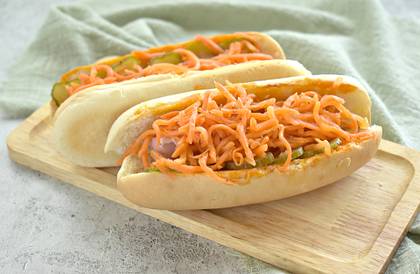 Хот-дог с сосиской и морковкой по-корейски