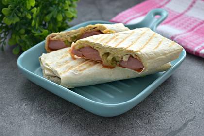 Хот-дог в лаваше с маринованным огурцом и зелёным луком