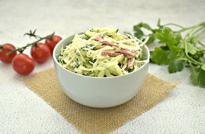 Капустный салат с копчёной колбасой и огурцом