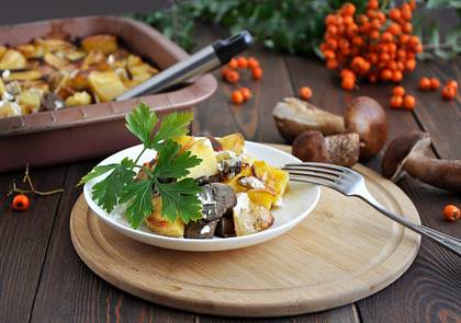 Картофель с лесными грибами в сметанном соусе