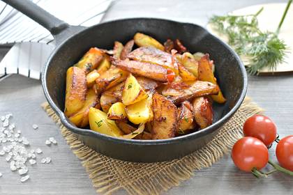 Картошка по-деревенски с помидорами на сковороде