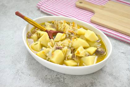 Картошка с капустой и тушёнкой