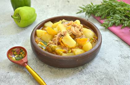 Картошка с тушёнкой и томатами