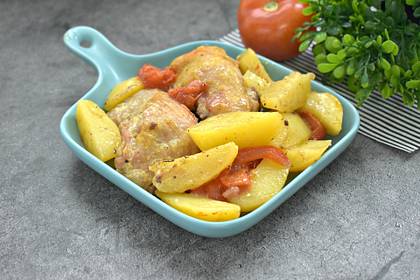 Картошка, запечённая с куриными бёдрами и помидорами