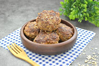 Котлеты из мясного фарша с овсяными хлопьями на сковороде