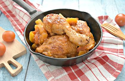 Курица в медово-соевом соусе на сковороде с картошкой