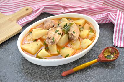 Курица кусочками с картошкой и стручковой фасолью