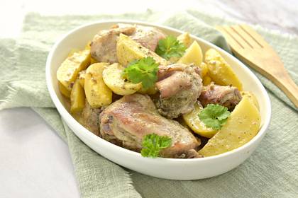 Курица с картошкой, запечённая в сметано-горчичном соусе в духовке