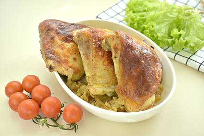 Куриные бёдра на луковой подушке в духовке