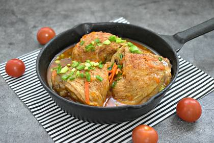 Куриные бёдра, тушённые в томатном соусе