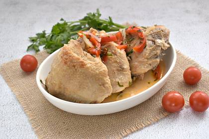 Куриные бёдра, тушёные в кисло-сладком соусе