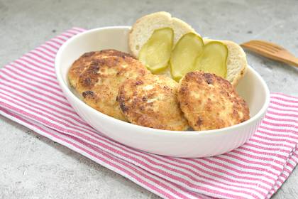 Куриные котлеты с творожным сыром на сковороде