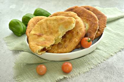 Лепёшки с сырной начинкой на сметане