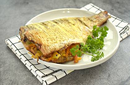 Лещ, фаршированный овощами, в духовке
