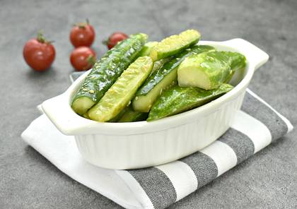 Малосольные огурцы с кунжутом и соевым соусом