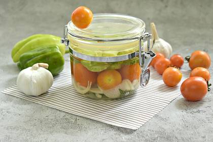 Маринованные черри с огурцами и перцем по-быстрому