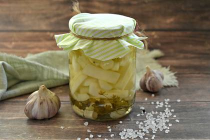 Маринованные кабачки с чесноком и корнем хрена на зиму