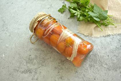 Маринованные помидоры черри с луком