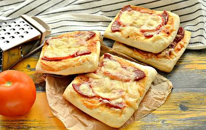 Мини-пиццы с колбасой и помидорами в духовке
