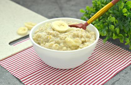 Молочная овсяная каша с бананом в микроволновке