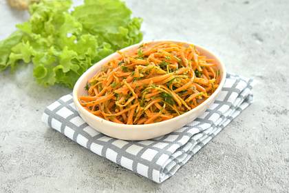 Морковь по-корейски с зеленью