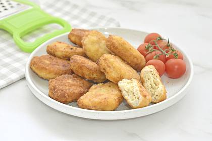 Наггетсы из куриного фарша с сыром на сковороде