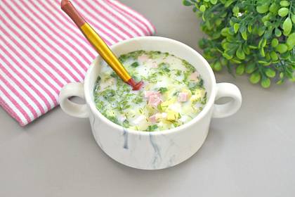 Окрошка на греческом йогурте с колбасой