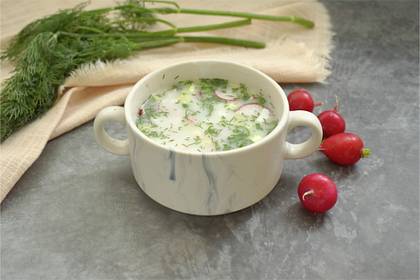 Окрошка с колбасой и огурцом на айране