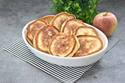 Оладьи на ряженке с яблоками