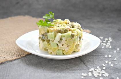 Оливье с куриным филе без моркови