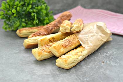 Палочки с сахаром и корицей из слоёного теста