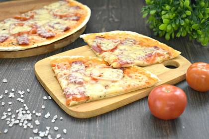 Пицца на тортилье с колбасой и помидорами в микроволновке