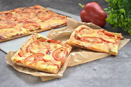 Пицца с болгарским перцем и солёными огурцами