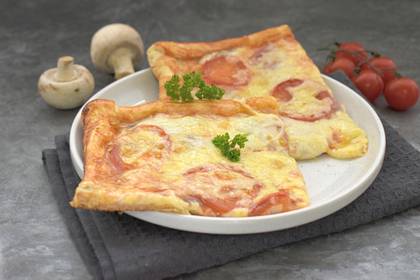 Пицца с моцареллой, грибами и колбасой из слоёного теста