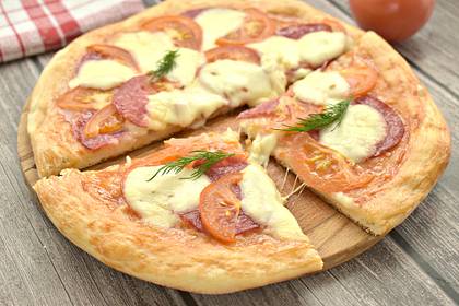 Пицца с моцареллой, колбасой и помидорами на дрожжевом тесте