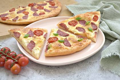 Пицца с сырным соусом и колбасой