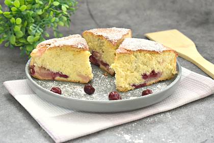 Пирог из рисовой муки с яблоками и вишней